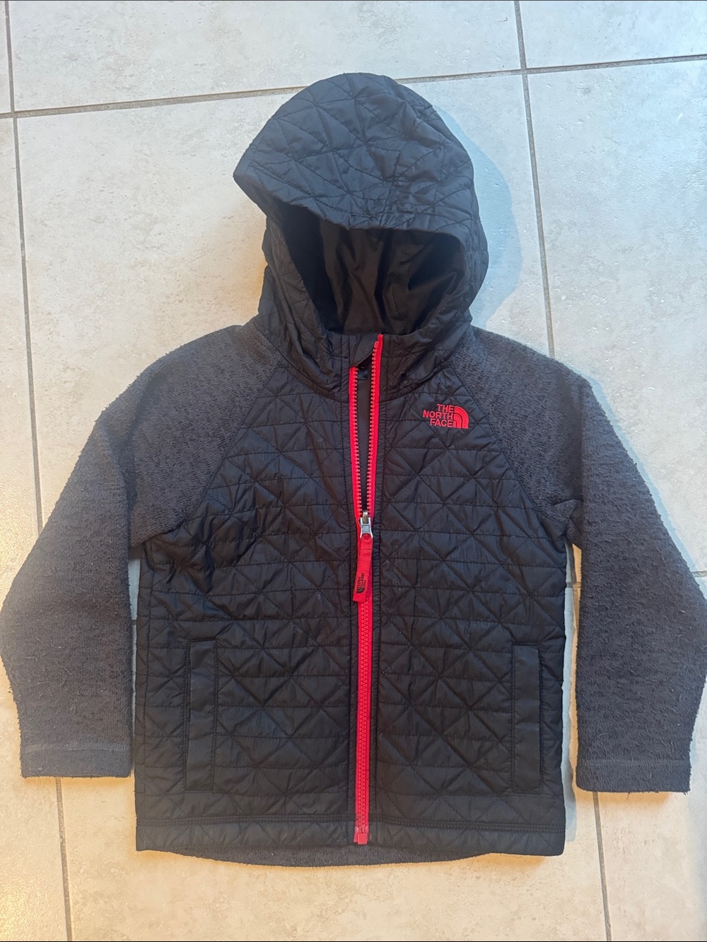 The North Face Kids Quilted Hooded Jacket in Charcoal with Red Trim